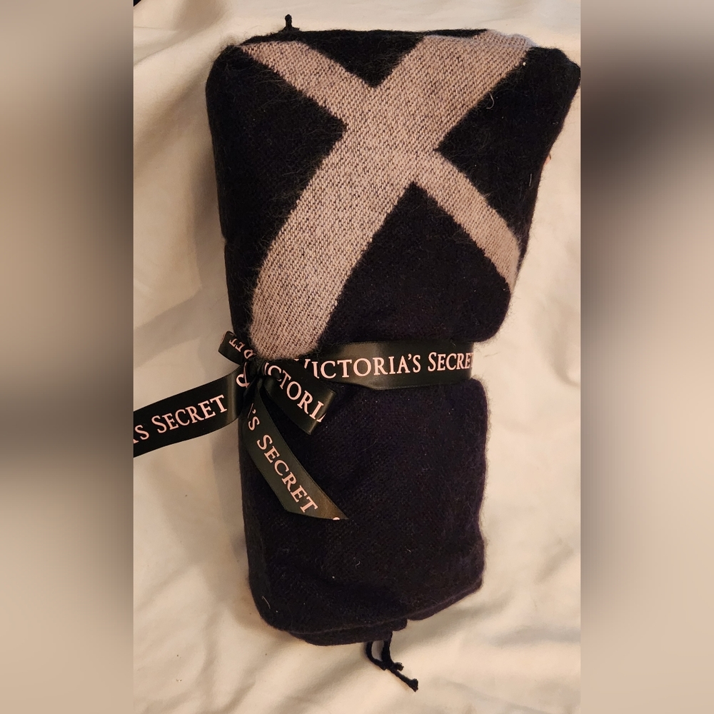 - Victoria Secret Limited Edition Blanket Throw 50x60 Black Pink Heart NWT